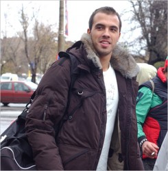 Ники Михайлов прибра Алисия в дома си 