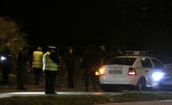 Издирват "BMW", ударило патрулка и двама полицаи