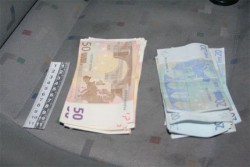 Полицаи отказаха €2000, за да си "затворят очите"