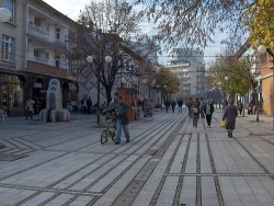 Към 1 февруари населението на община Ботевград наброява 32 990 души