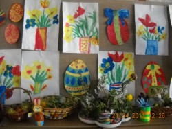 Великденска изложба, сътворена от деца и учителки