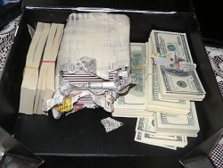 Хванаха дилъри с фалшиви $105 хил.