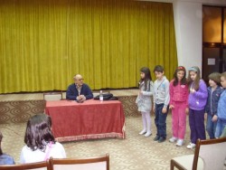 Писателят Виктор Самуилов гостува на по-малките ученици от Ботевград