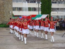 Празникът по повод градското начало започна с издигане на флаговете на България, Ботевград и Европейския съюз