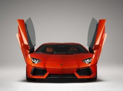 Lamborghini не смогва с поръчките за Aventador