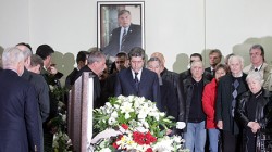 Хиляди чакат в дъжда да се сбогуват с Батето