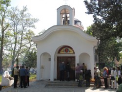 Село построи първата църква в историята си