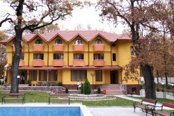 ОбС ще гледа отчетите за 2010 г. на младежката база и общинския пазар