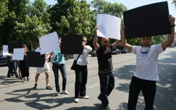 Жива верига "премести" пешеходна пътека в София 
