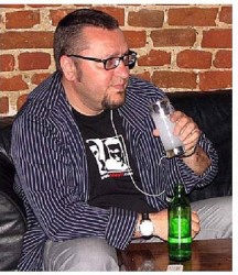 Карбовски порка узо и носи тениска с лика си