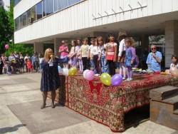 Децата на Ботевград празнуват 1 юни в центъра на града