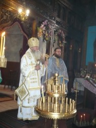 Ловчанският митрополит раздаде по една осветена икона на миряните в църквата