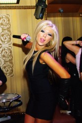 Андреа търси гадже на котката си