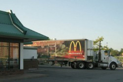 Камиони McDonald’s горят олио от картофките