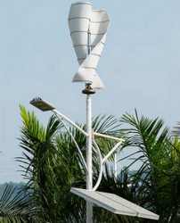 Улична лампа черпи енергия от слънце и вятър