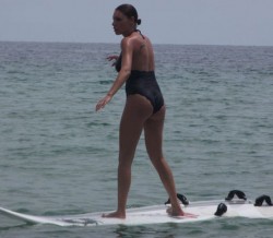 Черната Златка стана сърфистка