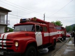 Пожар унищожи постройка, джип и битови вещи в Гурково