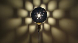 Дизайнери създадоха мебел, която "яде" насекоми