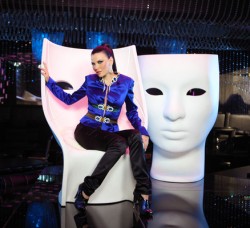 Теодора си нае слуга