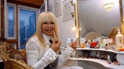 Лили Иванова се паникьосва - бяга в чужбина