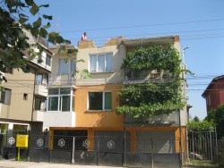 Събориха незаконен етаж от къща на ул. “Славейков”