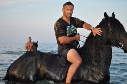 Конят на Петко Димитров е герой в "Конан"