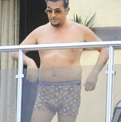 Евгени Минчев заголи корем на балкона