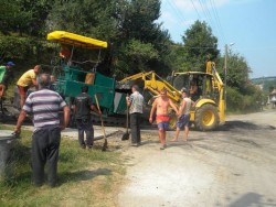 Асфалтират уличната мрежа в Лопян