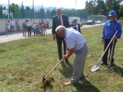 Зам.-министър Иван Ценов и кметът Георги Георгиев направиха първите копки за нова спортна зала в Ботевград