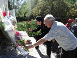 Социалисти от община Ботевград поднесоха цветя на Братската могила в Литаково