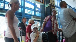 Пак отложиха полет на блокираните в Бургас руски туристи