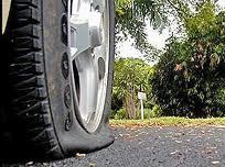 Злосторник спукал гумите на лек автомобил в Етрополе