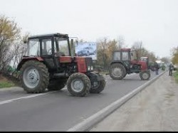 Зърнопроизводители блокираха главен път Е-79 при Мездра