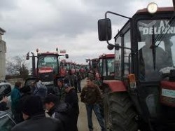 Към Ботевград тръгнаха и протестиращите зърнопроизводители от Плевен и Ловеч