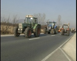 Около 200 трактора участват в протестно шествие от ПИК-а до Скравена и обратно