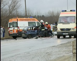 Две жени са с черепно-мозъчни травми след тежка катастрофа на пътя Ботевград-Трудовец