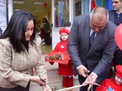 Бойко Борисов и Лиляна Павлова прерязаха лентата на обновената детска градина „Звънче”