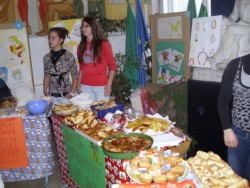Средствата от Коледния базар в гимназията ще бъдат дарени на ученици, чиито родители са починали