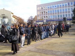 Ученици от ТПГ „Стамен Панчев” разпространиха писма за толерантност