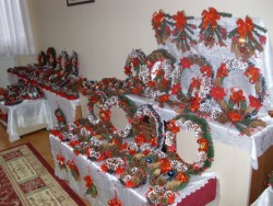 450 коледни украси са подредени в гостната на Дома за възрастни хора