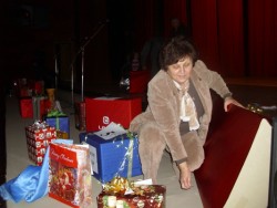 Над 20 местни фирми и общински съветници са осигурили награди за коледната томбола на читалището