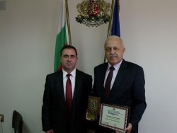 Инж. Богомил Георгиев с приз от Областната управа за кмет на 2011 година