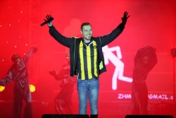 Миро подарява секс за Нова година