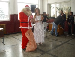 Конкурси и томбола с много награди на коледното тържество в ПГТМ „Христо Ботев”