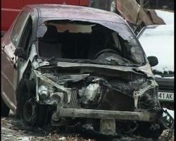 Автомобил горя на паркинга зад „Вапцаров”