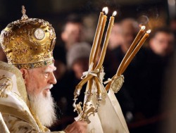 Патриарх Максим: Честита, мирна, здрава, доброплодна новата 2012 г.