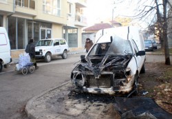 Подпалиха кола до полицията в Казанлък 