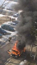 Кола горя в столичния квартал "Младост" (снимки)