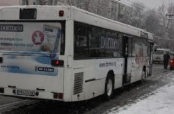Четири автобуса, които са тръгнали от Ботевград за София, са блокирани на Витиня