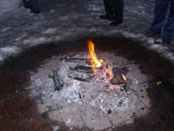 Обилният снеговалеж не попречи на група съседи да празнуват Ивановден навън